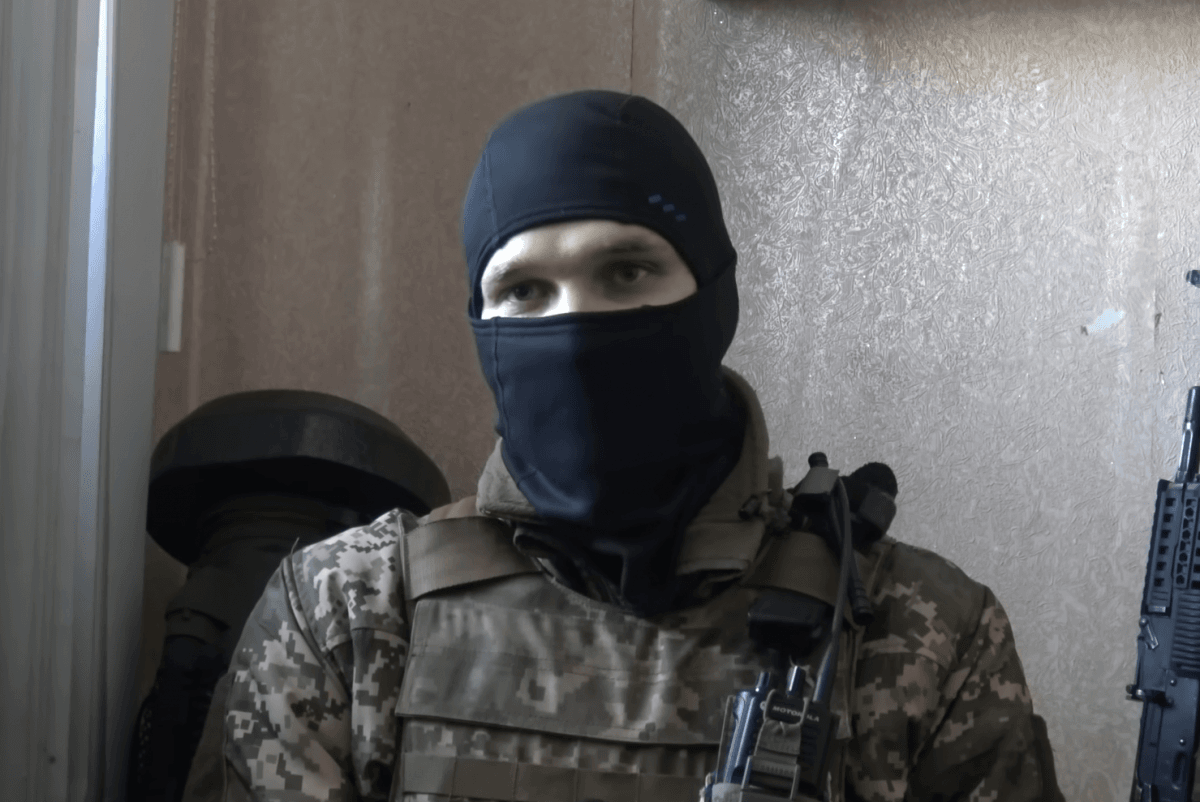 Боец с позывным "Кузьма" / скриншот с видео Боец с позывным "Кузьма" / скриншот с видео