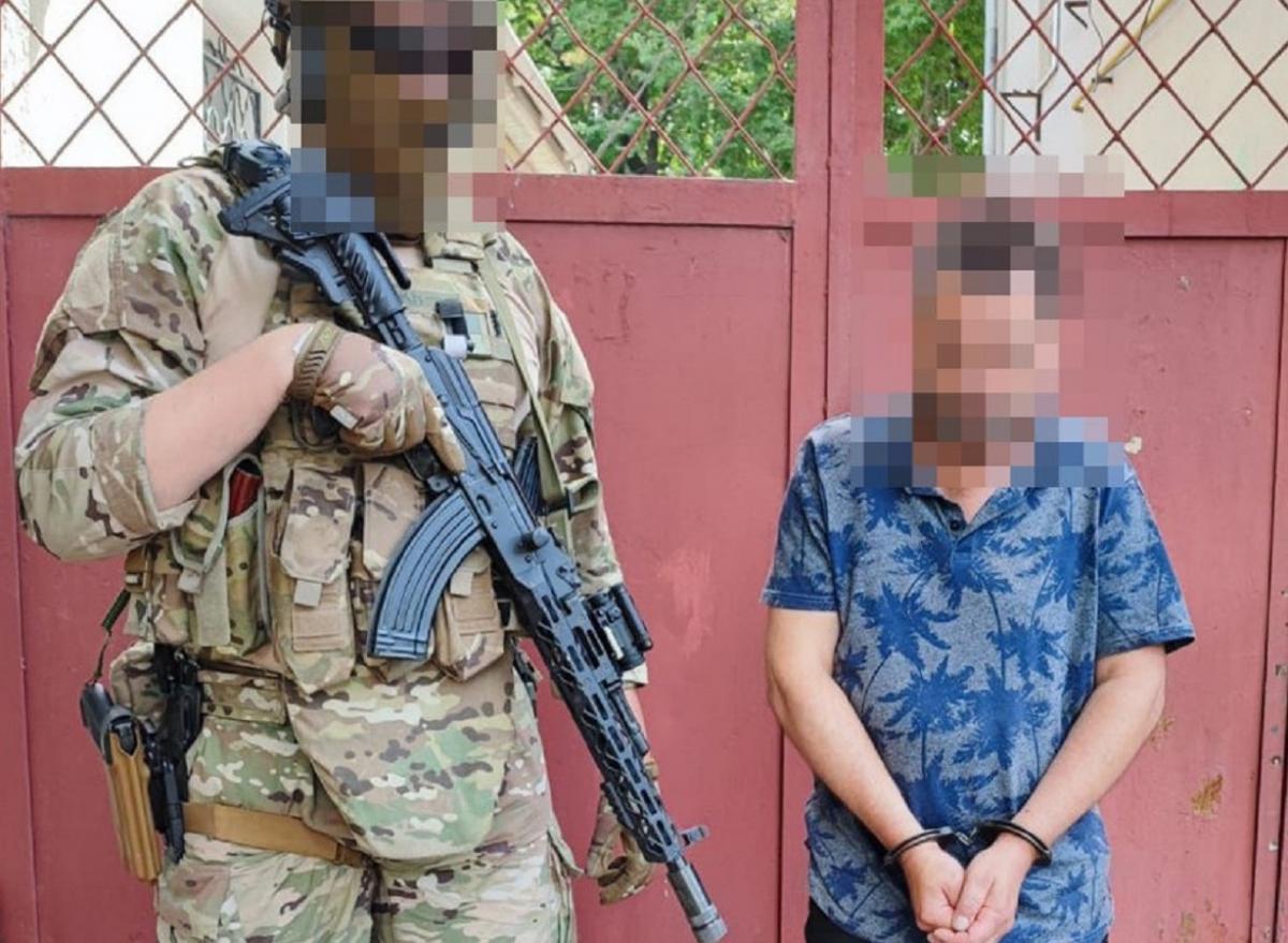 Під час обшуку у зловмисника виявлено мобільний телефон, який він використовував для комунікації з окупантами / ssu.gov.ua Під час обшуку у зловмисника виявлено мобільний телефон, який він використовував для комунікації з окупантами / ssu.gov.ua