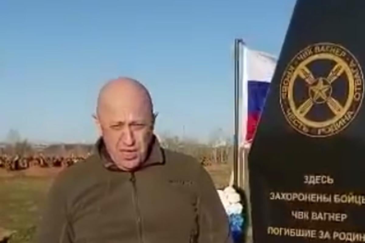 Пригожин відкрив пам'ятник на честь ПВК "Вагнер" на тлі незліченних могил / скріншот Пригожин відкрив пам'ятник на честь ПВК "Вагнер" на тлі незліченних могил / скріншот