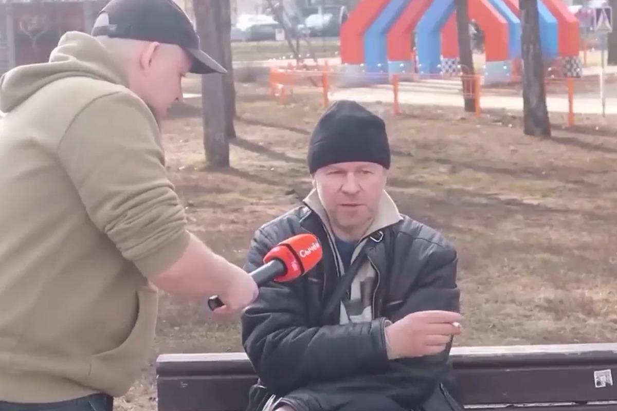 В РФ "бомж" заявил о симпатии к Путину после рейда по мусорке / скриншот В РФ "бомж" заявил о симпатии к Путину после рейда по мусорке / скриншот