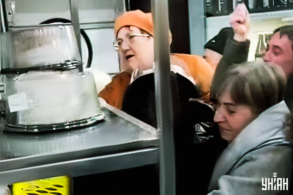 Тиснява біля прилавка з великодніми пасками сталася в російській Астрахані / скріншот відео