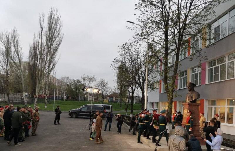 Оккупанты установили памятник захватчику / фото t.me/mariupolrada Оккупанты установили памятник захватчику / фото t.me/mariupolrada