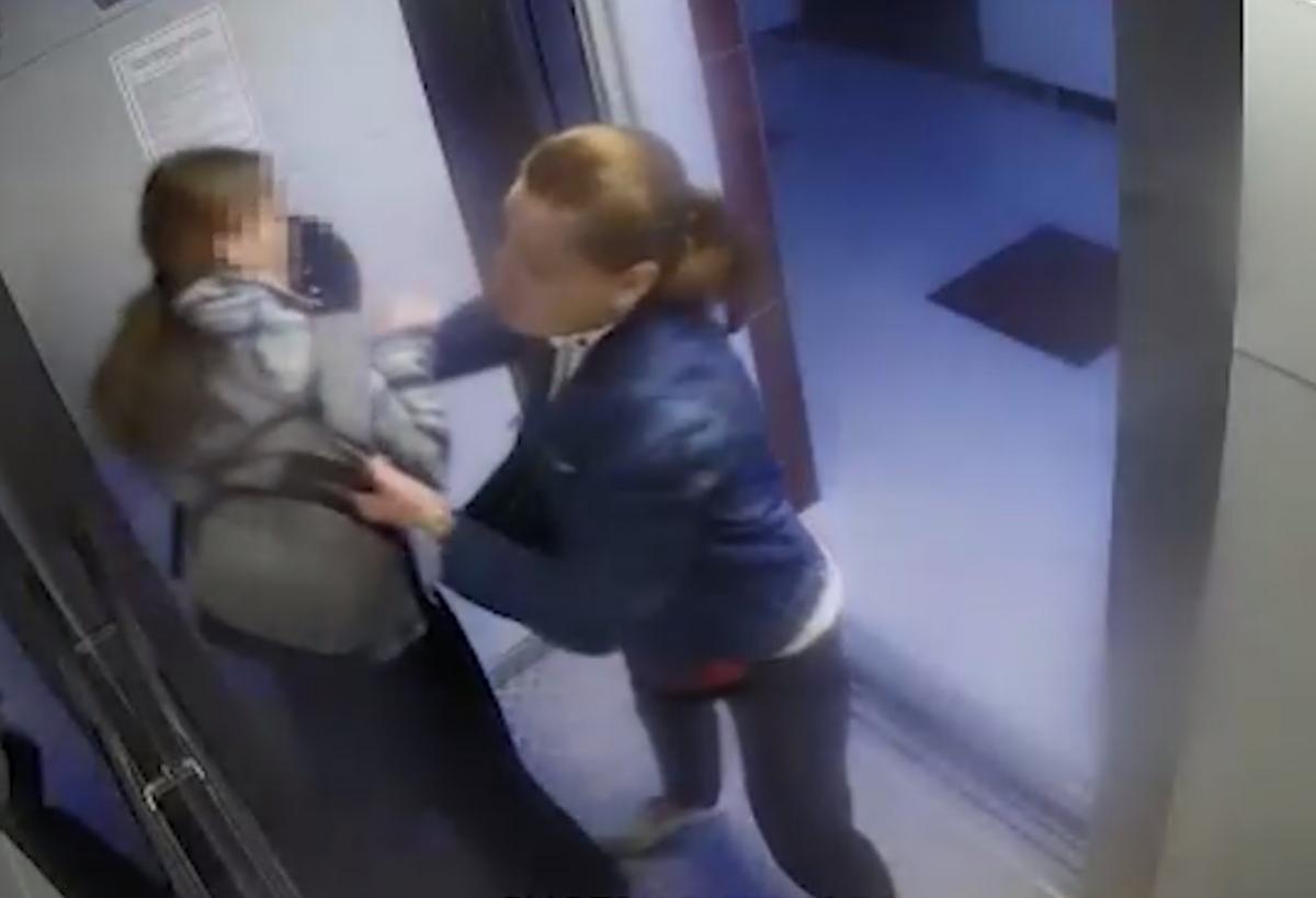 У ліфті краснодарської багатоповерхівки мати побила доньку через зачіску / скріншот У ліфті краснодарської багатоповерхівки мати побила доньку через зачіску / скріншот