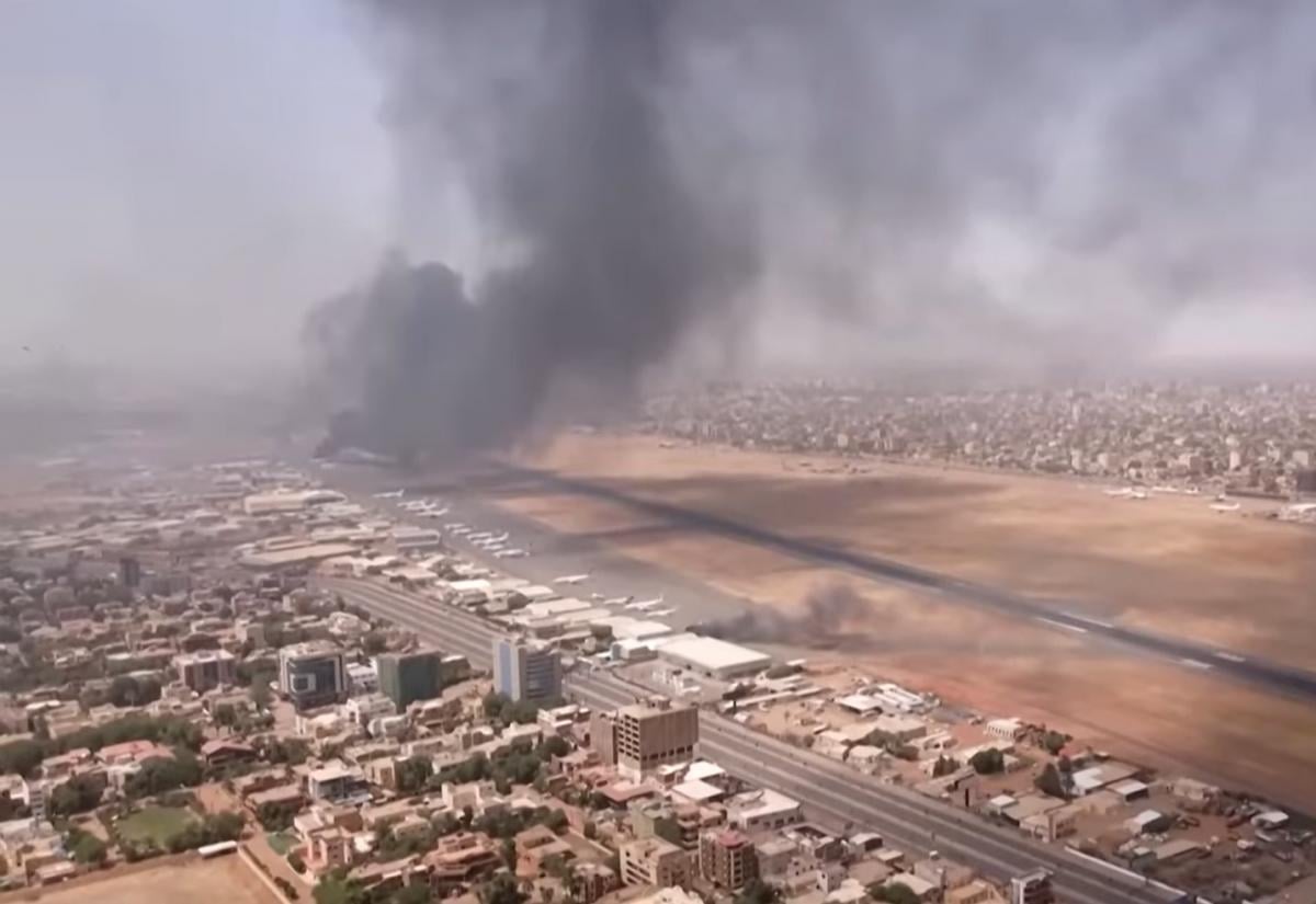 Із Судану вже евакуювали десятки українців / скріншот