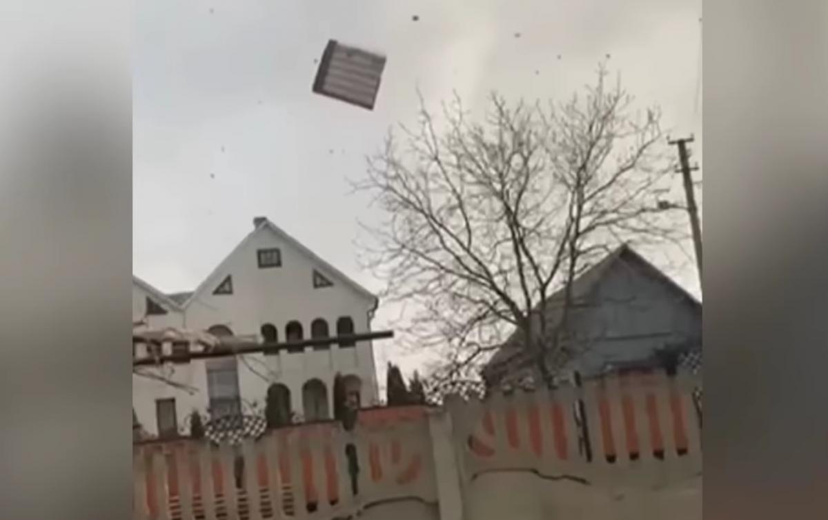 На Буковине ураган срывал крыши с домов / скриншот с видео На Буковине ураган срывал крыши с домов / скриншот с видео