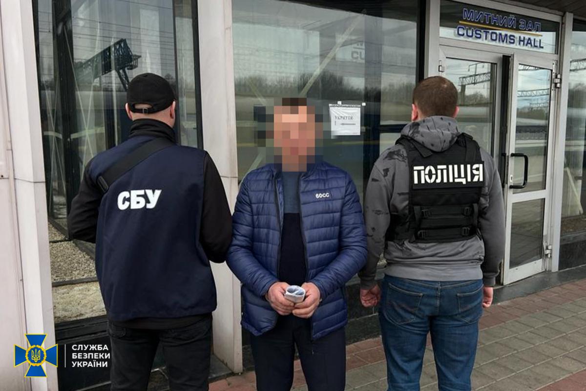Проводника задержали на пункте пропуска "Мостиска-2" / фото СБУ Проводника задержали на пункте пропуска "Мостиска-2" / фото СБУ