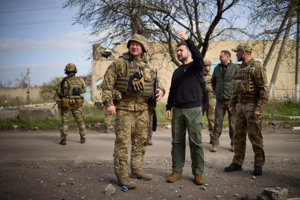 Зеленський відвідав передові позиції українських захисників в Авдіївці / фото ОП Зеленський відвідав передові позиції українських захисників в Авдіївці / фото ОП