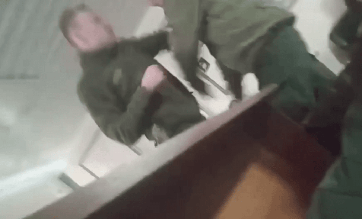 "В штаб ***уй": в сети всплыло видео избиения срочника из Ивано-Франковска командиром / скриншот "В штаб ***уй": в сети всплыло видео избиения срочника из Ивано-Франковска командиром / скриншот