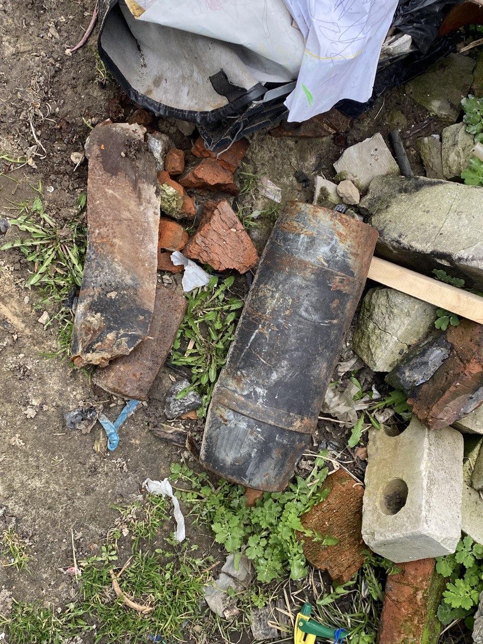 На подвір’ї Тетяни Летяги залишилися залишки снаряду / фото УНІАН, Ірина Синельник