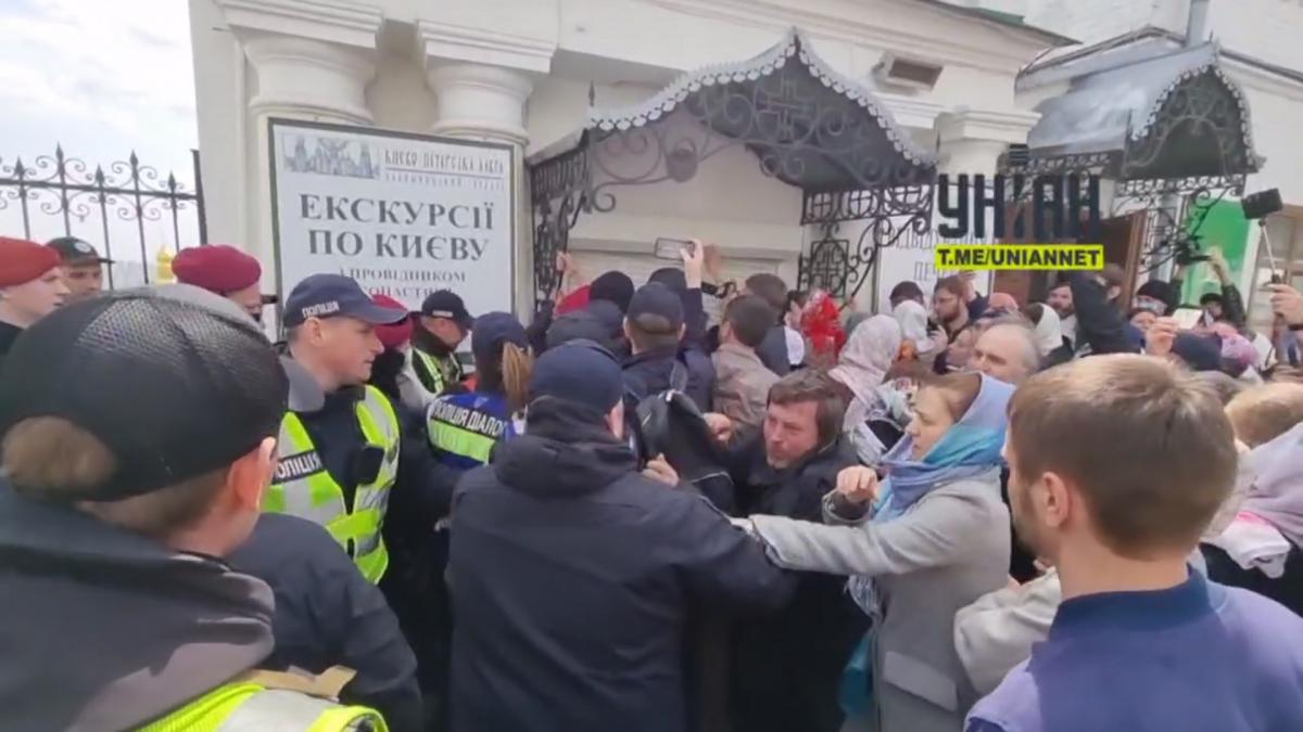 Беспорядки в Киево-Печерской лавре / скриншот Беспорядки в Киево-Печерской лавре / скриншот
