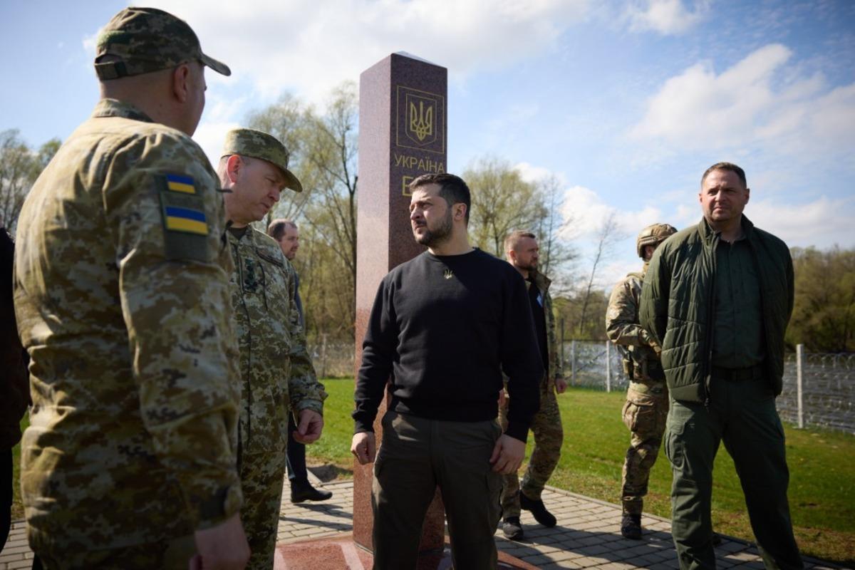 Володимир Зеленський відвідав ділянку кордону нашої держави з Білоруссю / фото president.gov.ua Володимир Зеленський відвідав ділянку кордону нашої держави з Білоруссю / фото president.gov.ua