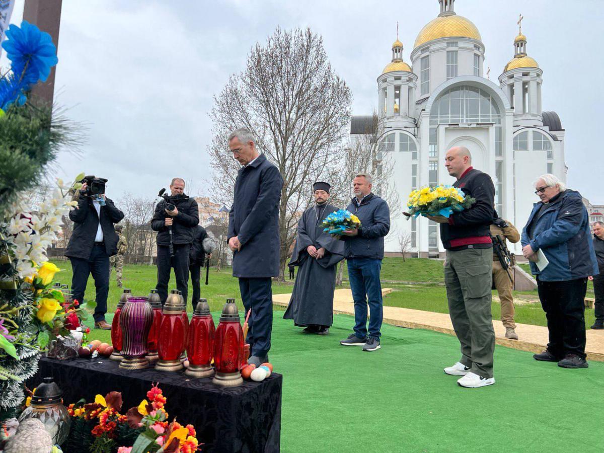 Генеральний секретар НАТО Єнс Столтенберг відвідав Бучу / фото t.me/AnatoliiFedoruk Генеральний секретар НАТО Єнс Столтенберг відвідав Бучу / фото t.me/AnatoliiFedoruk