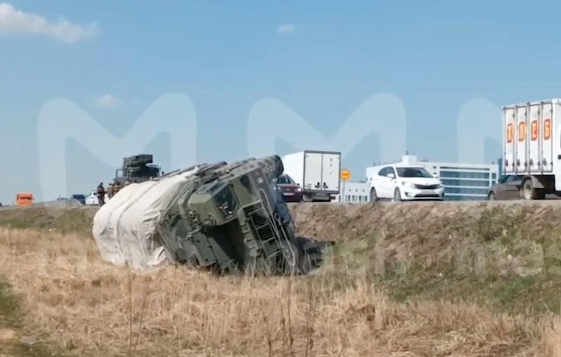 13 мільярдів в кюветі: під Тулою перекинувся ЗРК С-400 (фото, відео) 13 мільярдів в кюветі: під Тулою перекинувся ЗРК С-400 (фото, відео)