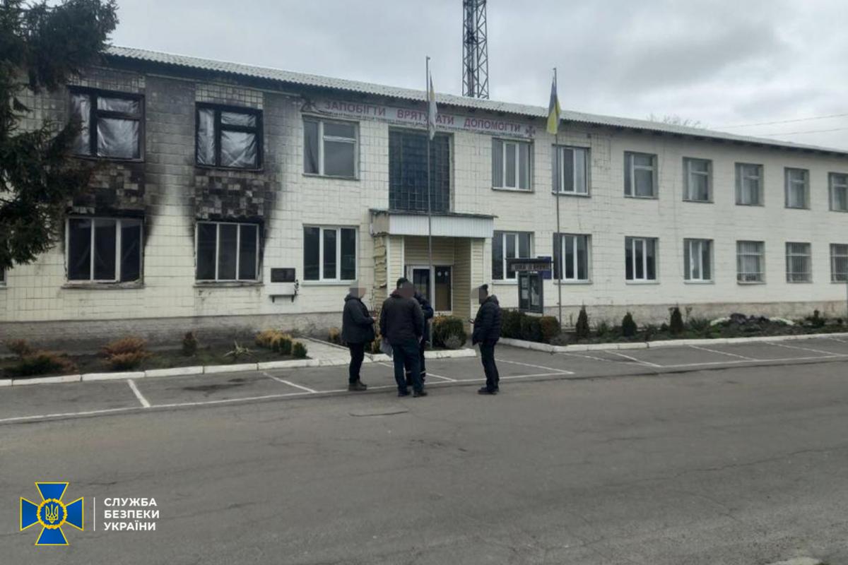 На Киевщине двое предателей подожгли пожарную часть / фото СБУ На Киевщине двое предателей подожгли пожарную часть / фото СБУ