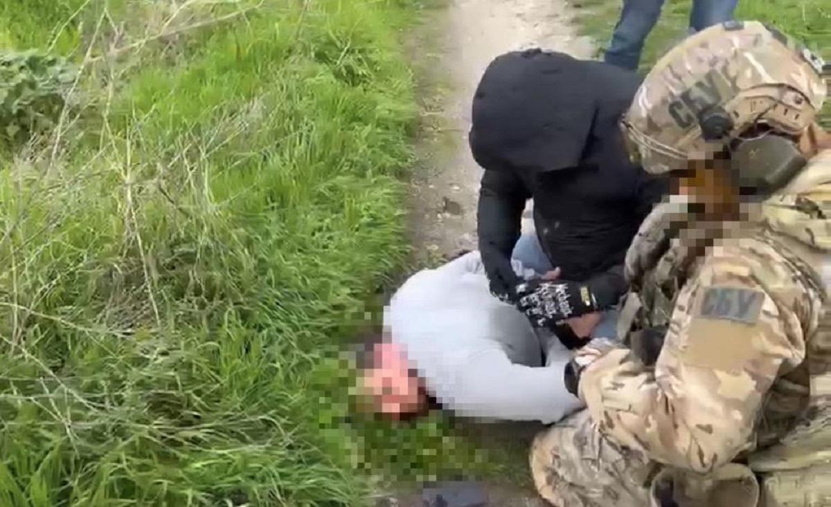 Злочинну групу затримали під час передачі їм 1 мільйона гривень / фото facebook.com/kyiv.gp.gov.ua Злочинну групу затримали під час передачі їм 1 мільйона гривень / фото facebook.com/kyiv.gp.gov.ua