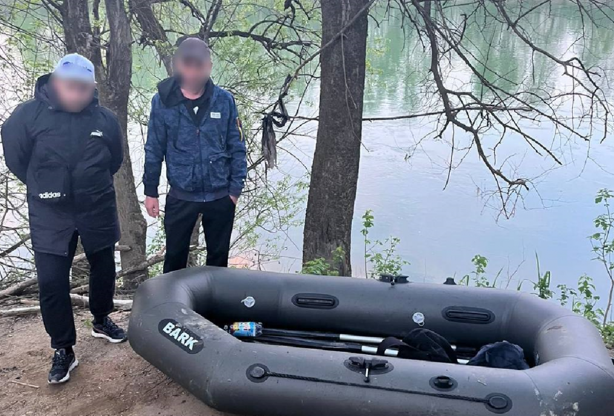 Їх помітили, коли вони гребли веслами у бік Угорщини / фото t.me/DPSUkr Їх помітили, коли вони гребли веслами у бік Угорщини / фото t.me/DPSUkr