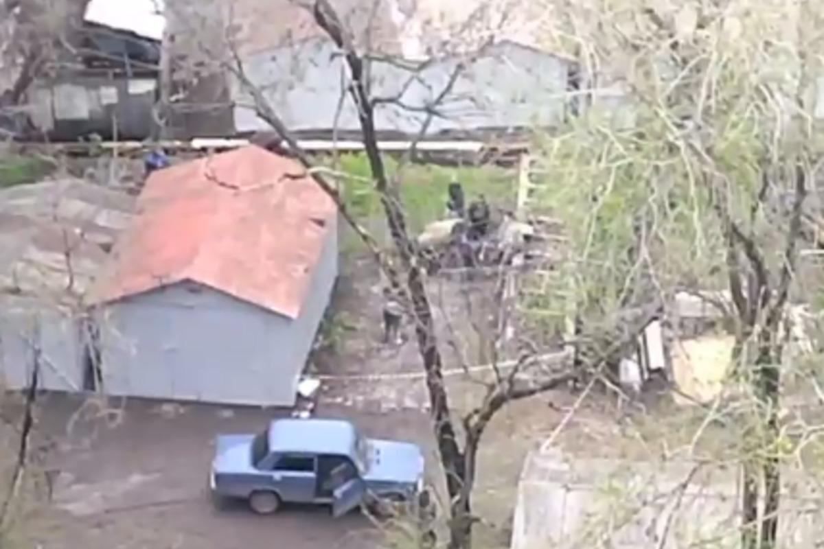 В оккупированном Мариуполе оккупанты прирезали на улице барана / скриншот В оккупированном Мариуполе оккупанты прирезали на улице барана / скриншот
