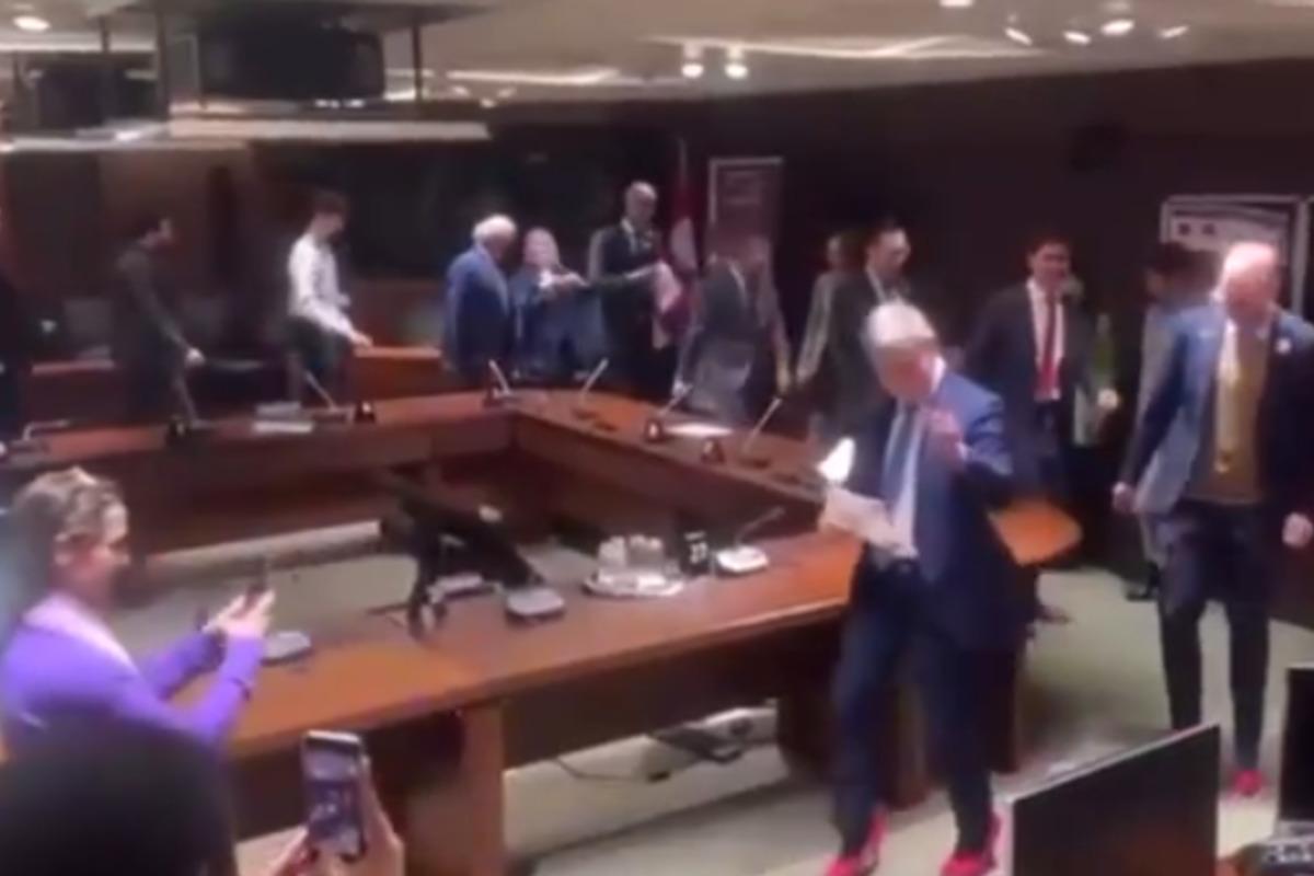 В Канаде министры-мужчины устроили "шествие" на каблуках / скриншот В Канаде министры-мужчины устроили "шествие" на каблуках / скриншот
