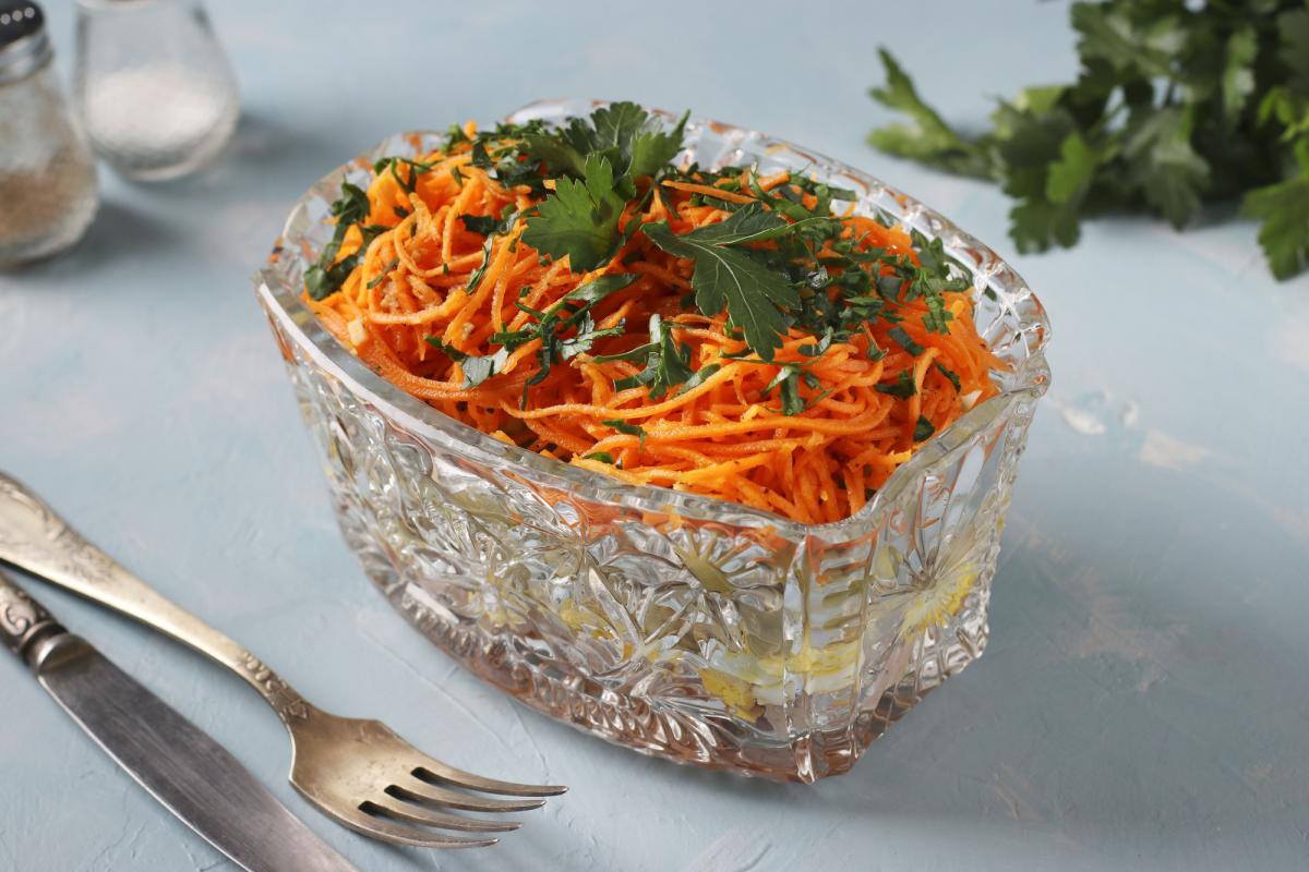 Морковный салат настоится за 10 минут, его характерная нота - вкус меда и смеси трав / фото ua.depositphotos.com