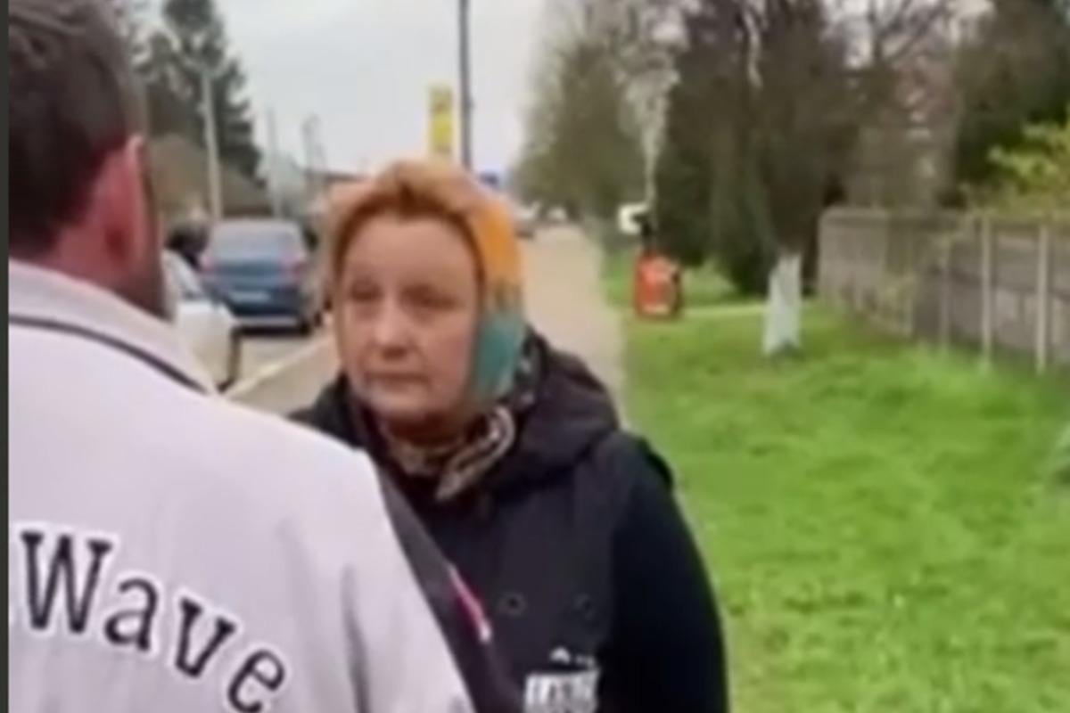 Прихожанка УПЦ МП зіпсувала пам'ятний знак загиблим на війні дітям під стінами церкви / скріншот Прихожанка УПЦ МП зіпсувала пам'ятний знак загиблим на війні дітям під стінами церкви / скріншот