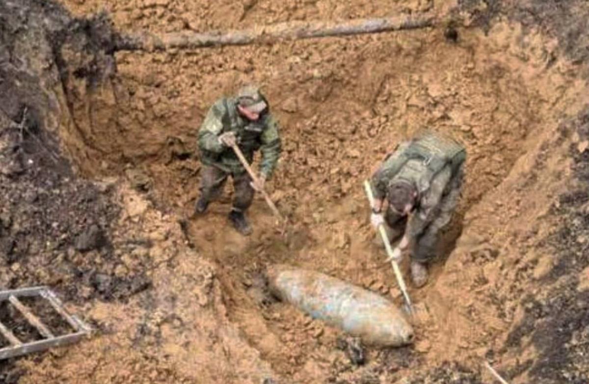 У Бєлгороді 22 квітня глибоко в землі знайшли авіабомбу / скріншот У Бєлгороді 22 квітня глибоко в землі знайшли авіабомбу / скріншот