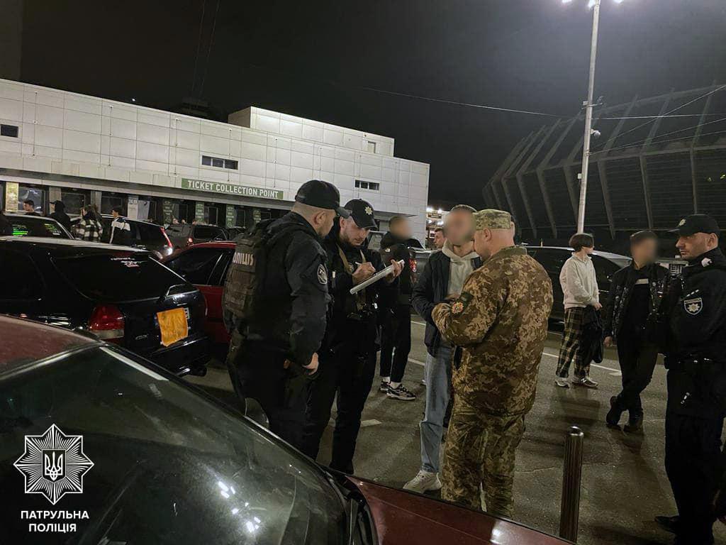 Дрифтерам роздавали повістки / facebook.com/Bilosh Дрифтерам роздавали повістки / facebook.com/Bilosh