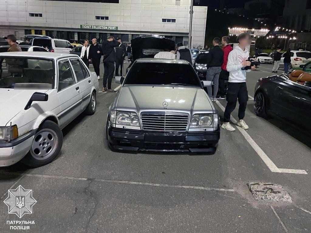 'Автомат теж можна прокачати і протюнити': в Києві роздавали повістки 'дрифтерам' 'Автомат теж можна прокачати і протюнити': в Києві роздавали повістки 'дрифтерам'
