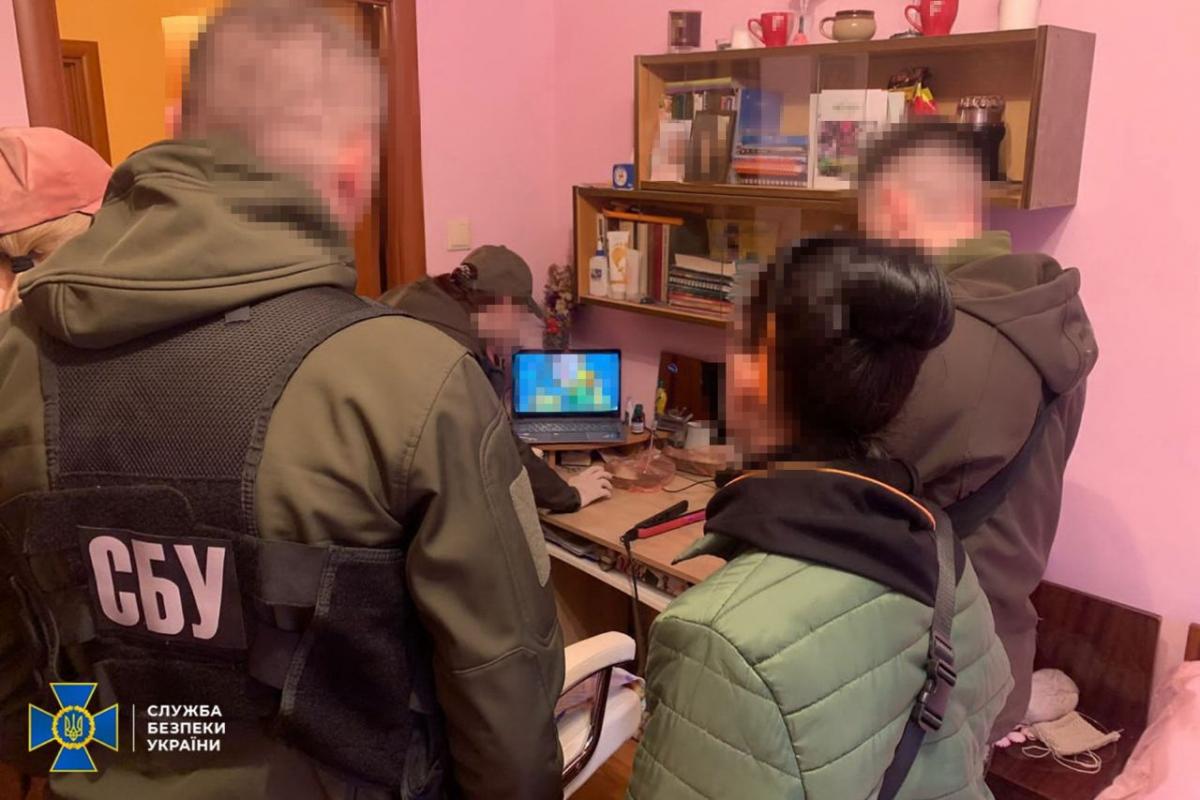 Сотрудники СБУ своевременно разоблачили злоумышленницу и задержали / фото СБУ Сотрудники СБУ своевременно разоблачили злоумышленницу и задержали / фото СБУ