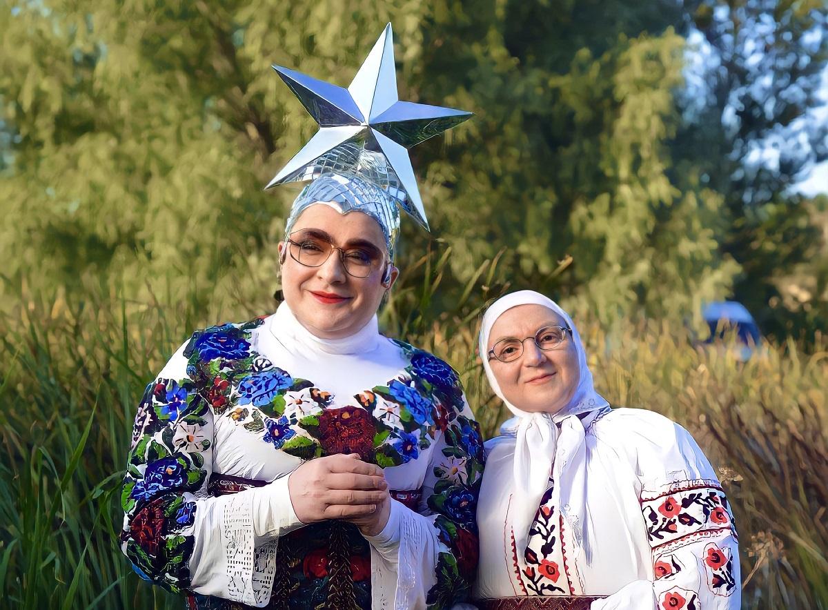 "Мама" Вєрки Сердючки блиснула стильним аутфітом на сцені у Каменських / фото прес-служба "Мама" Вєрки Сердючки блиснула стильним аутфітом на сцені у Каменських / фото прес-служба