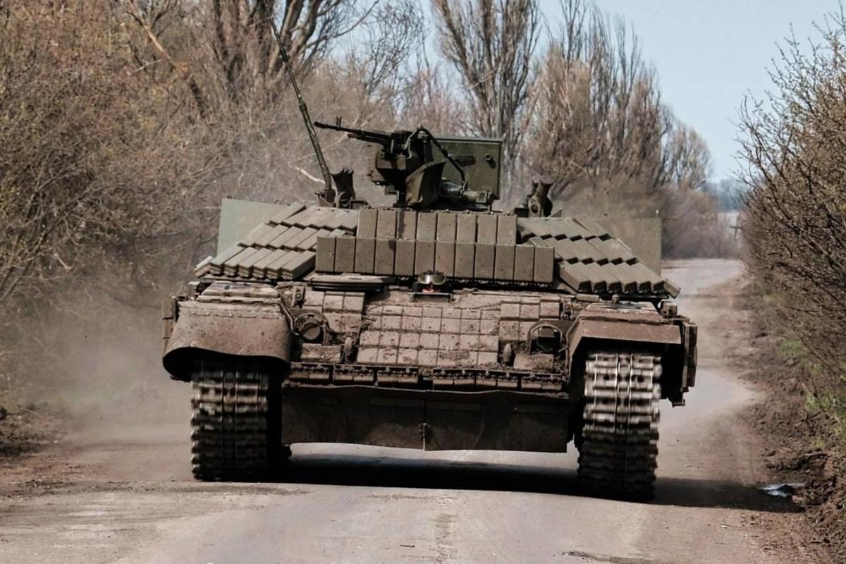 Танк Т-64 переробили під БМП / фото t.me/zloyodessit Танк Т-64 переробили під БМП / фото t.me/zloyodessit