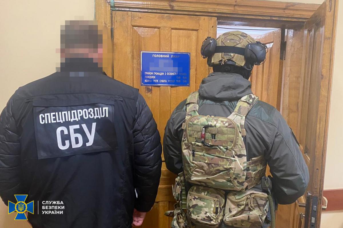 СБУ викрила схему підробляння довідок для ухилянтів на Хмельниччині / фото СБУ СБУ викрила схему підробляння довідок для ухилянтів на Хмельниччині / фото СБУ