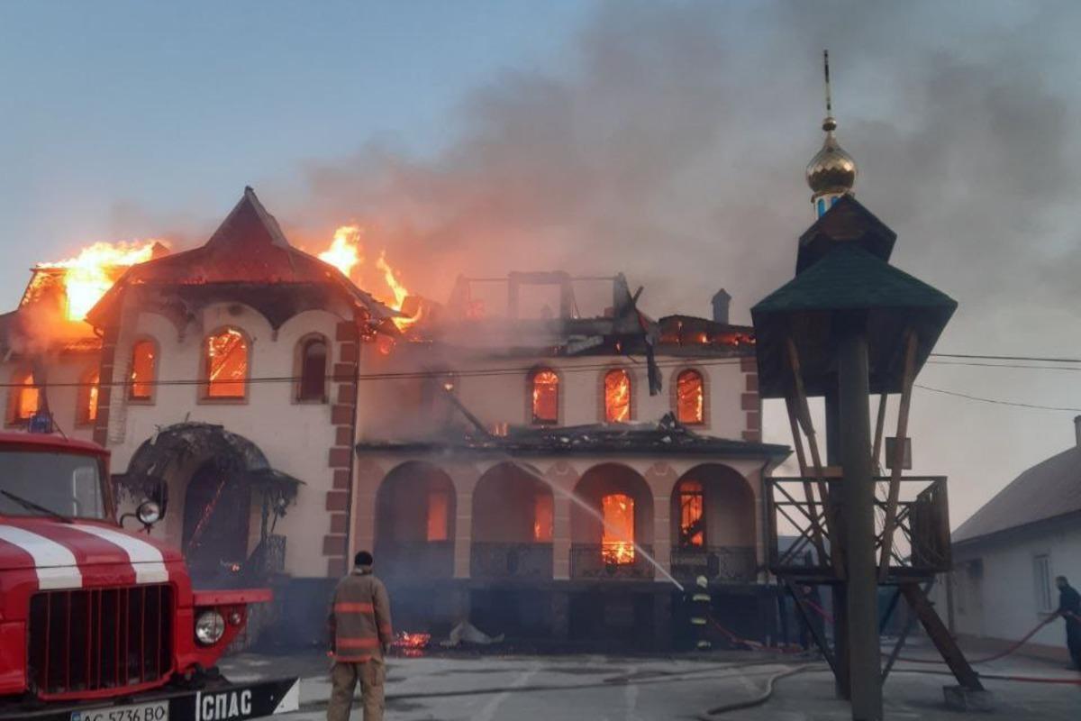 На Буковине сгорела церковь УПЦ МП / фото УНИАН На Буковине сгорела церковь УПЦ МП / фото УНИАН
