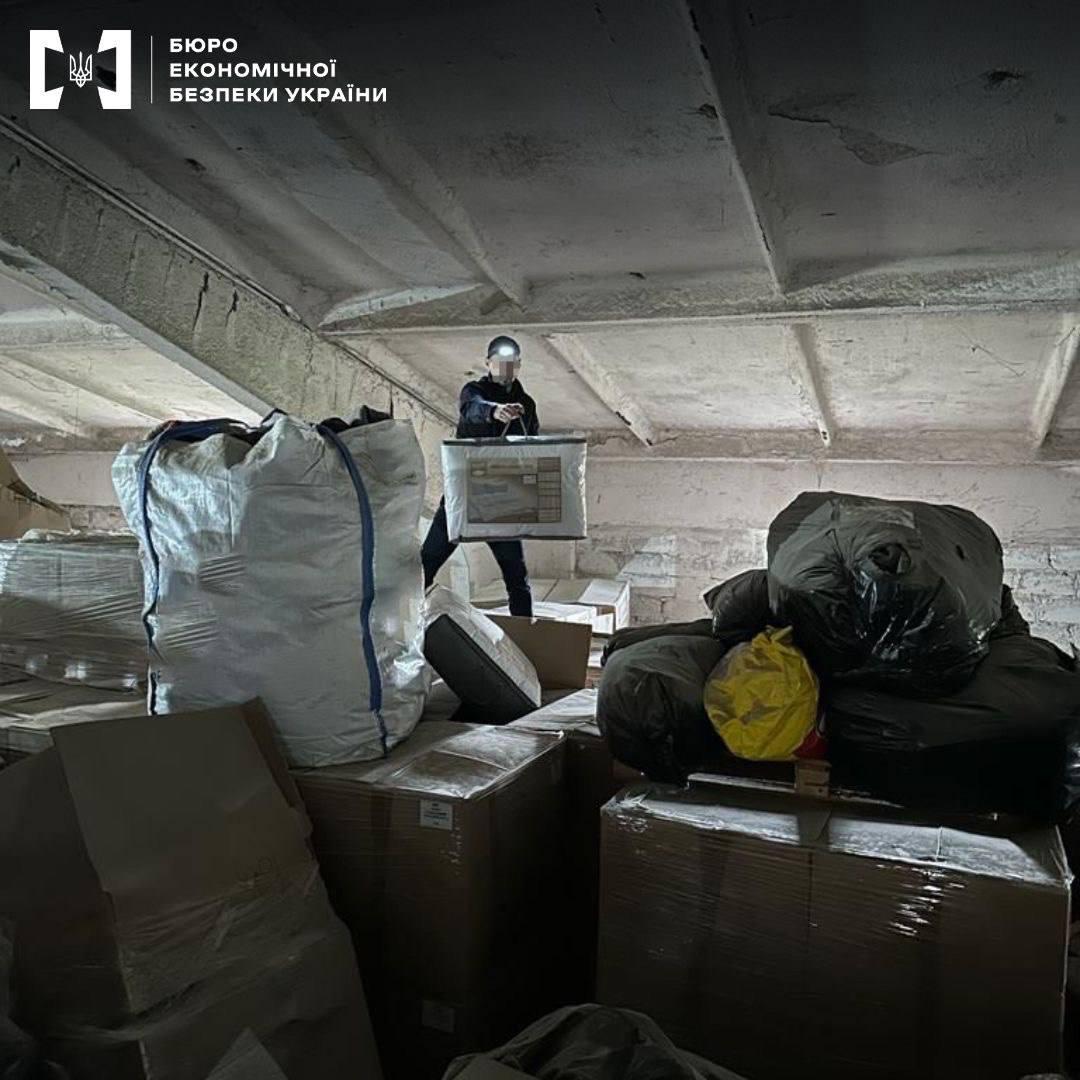 Гумдопомога зберігалася на величезних складах \ фото БЕБ Гумдопомога зберігалася на величезних складах \ фото БЕБ