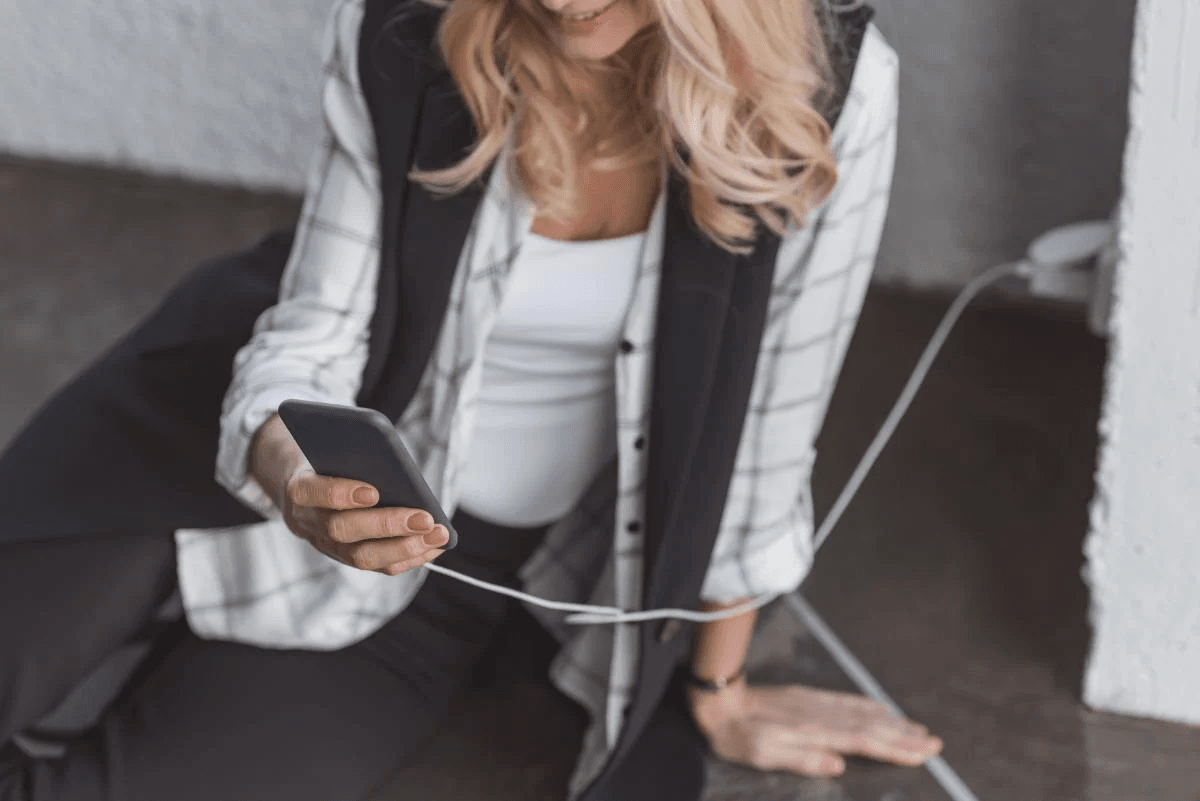Не варто користуватися смартфоном під час зарядки / фото ua.depositphotos.com Не варто користуватися смартфоном під час зарядки / фото ua.depositphotos.com