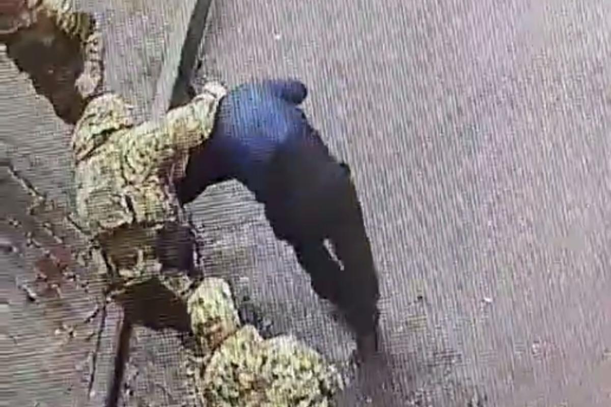 В Черкасах чоловіка жорстоко побили троє військкомів при врученні повістки / скріншот В Черкасах чоловіка жорстоко побили троє військкомів при врученні повістки / скріншот