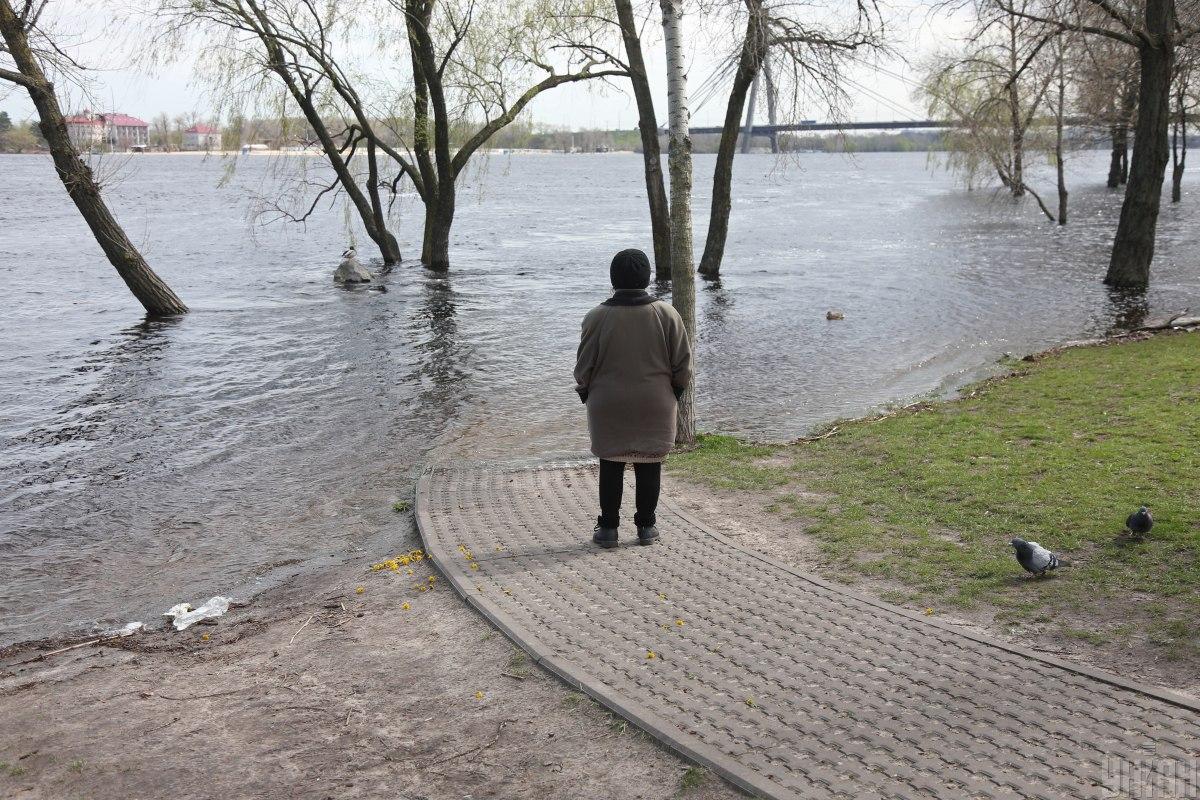 Вода в Днепре снова поднимается / фото УНИАН, Виктор Ковальчук
