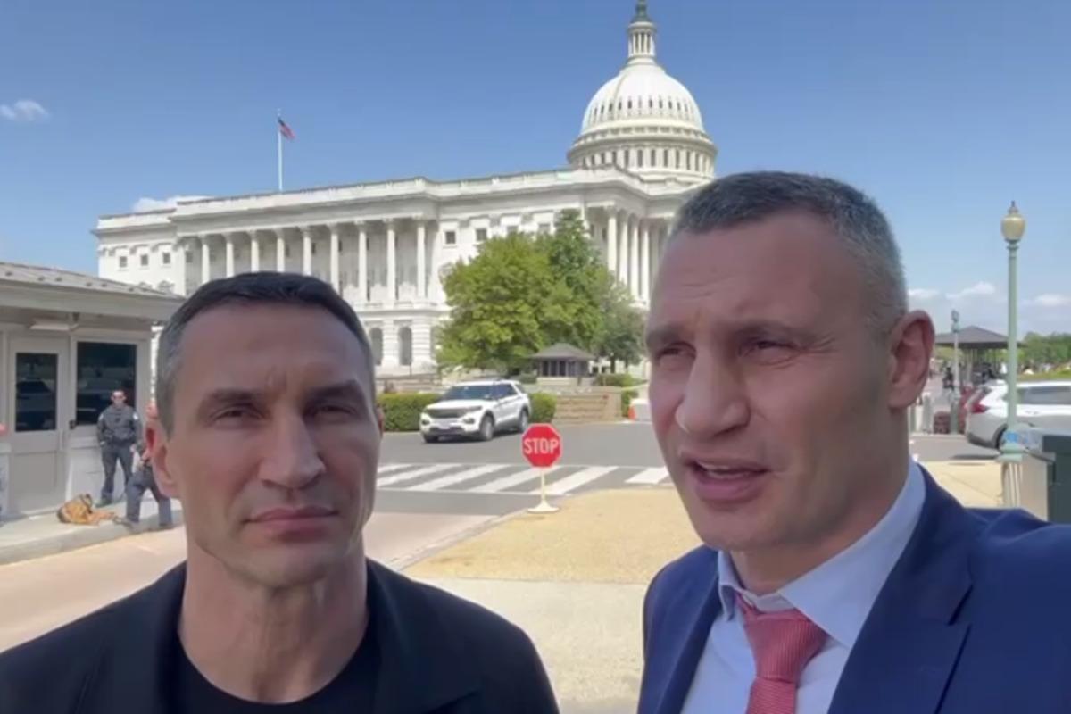 Кличко у Вашингтоні зустрівся з урядовцями: 'Антипутінська коаліція має посилити допомогу озброєнням і фінансами' Кличко у Вашингтоні зустрівся з урядовцями: 'Антипутінська коаліція має посилити допомогу озброєнням і фінансами'