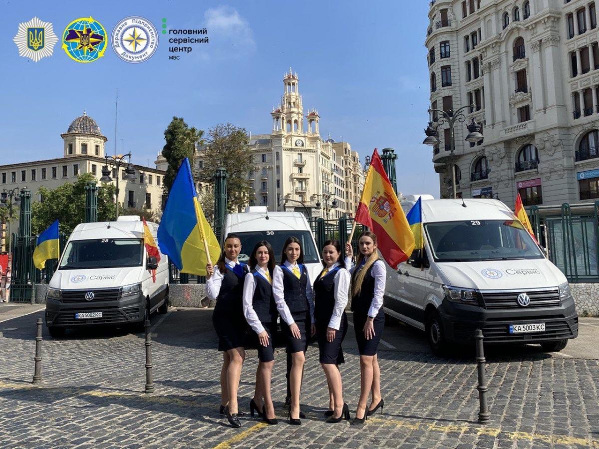 Український паспорт тепер можна отримати в Іспанії / фото mvs.gov.ua Український паспорт тепер можна отримати в Іспанії / фото mvs.gov.ua