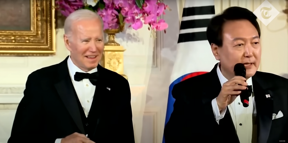Президент Южной Кореи спел Байдену песню об американском пироге / скриншот Президент Южной Кореи спел Байдену песню об американском пироге / скриншот