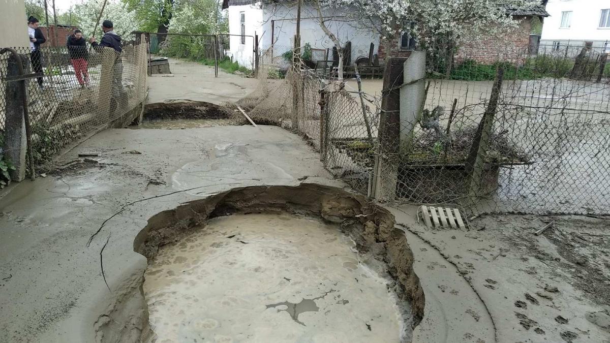 У Львівській області раптово забили гейзери з газу та води / фото Facebook / Газета "Громада" У Львівській області раптово забили гейзери з газу та води / фото Facebook / Газета "Громада"