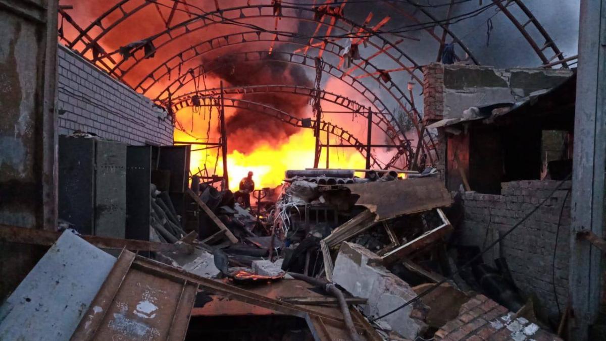 Внаслідок ракетної атаки по Дніпру загинули жінка з 2-річною дитиною (фото) Внаслідок ракетної атаки по Дніпру загинули жінка з 2-річною дитиною (фото)