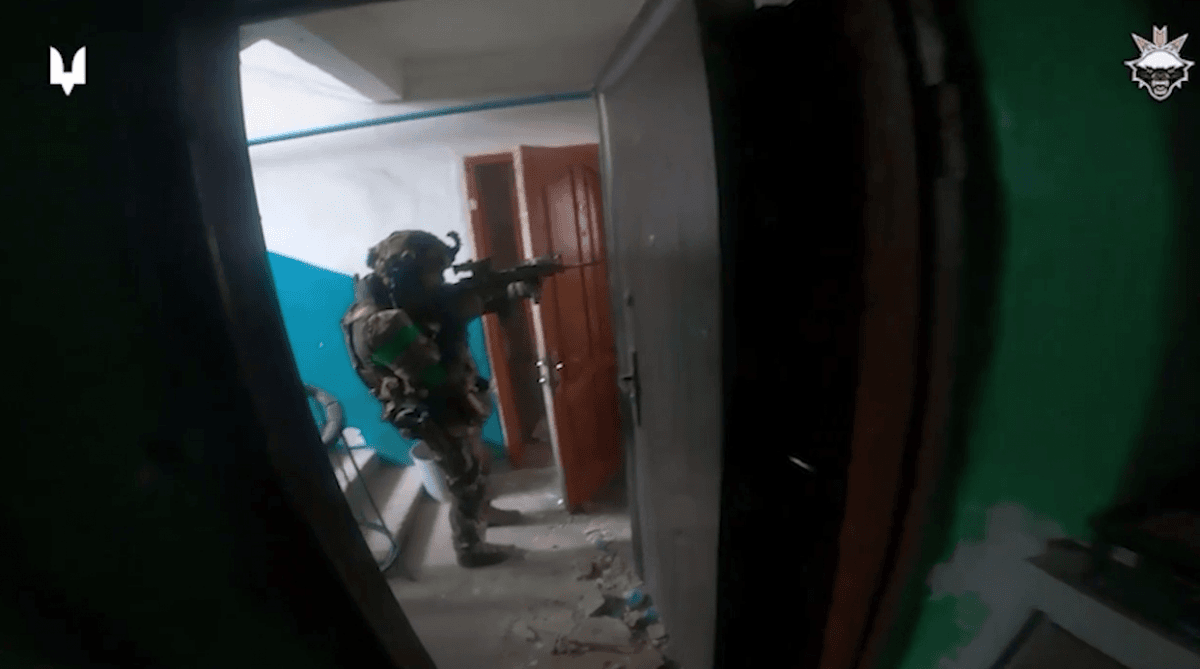 Воины ССО показали жесткие бои в Бахмуте от первого лица / скриншот с видео Воины ССО показали жесткие бои в Бахмуте от первого лица / скриншот с видео