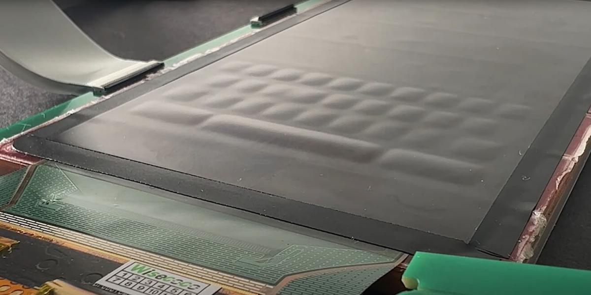 Технология Flat Panel Haptics позволяет надувать заданные области OLED-дисплея / Скриншот