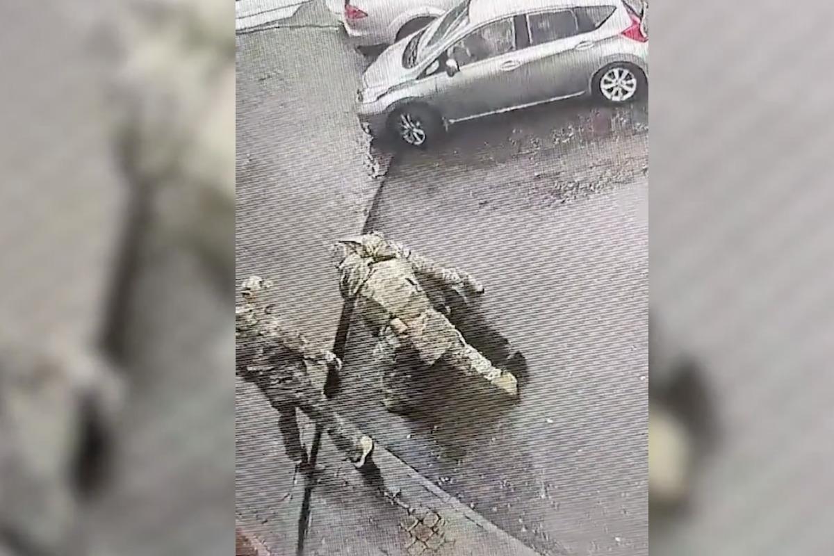 Представители ТЦК избивали мужчину / скриншот Представители ТЦК избивали мужчину / скриншот