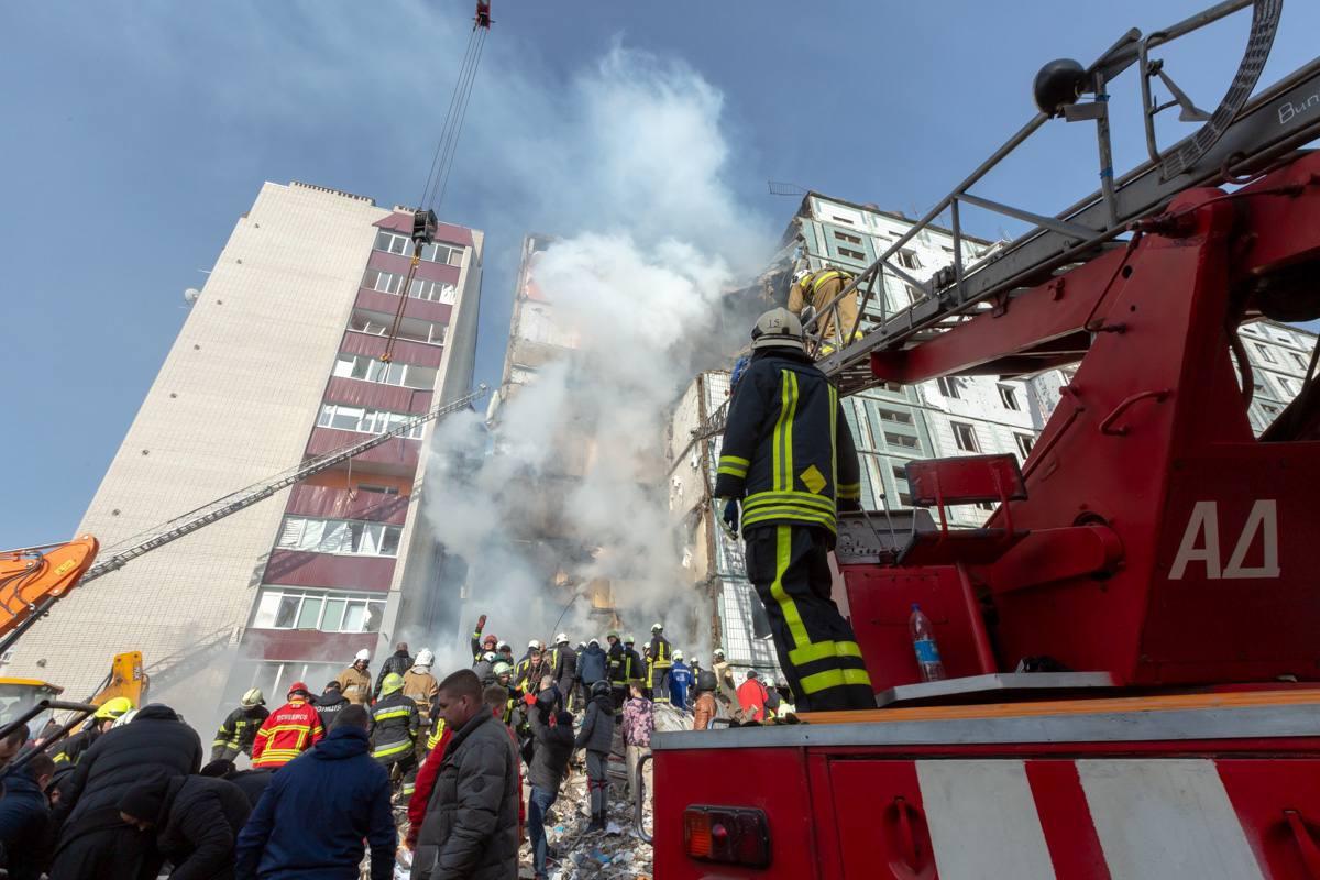 В Умані триває рятувальна операція / фото t.me/V_Zelenskiy_official В Умані триває рятувальна операція / фото t.me/V_Zelenskiy_official