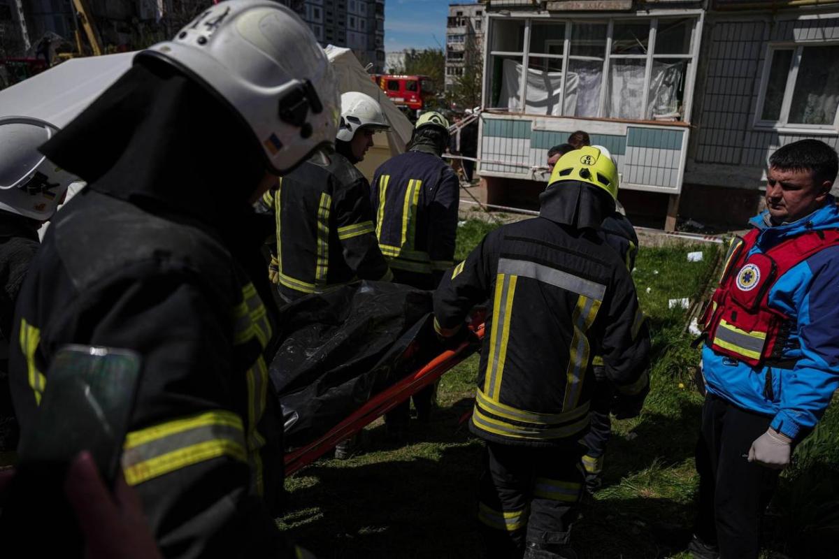 З-під завалів дістали ще одне тіло / фото МВС З-під завалів дістали ще одне тіло / фото МВС