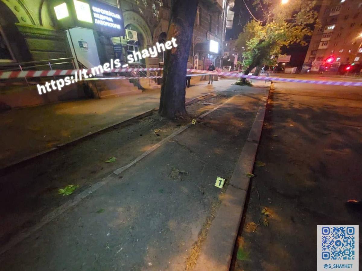 У Миколаєві на вулиці вибухнула граната / фото t.me/s_shayhet У Миколаєві на вулиці вибухнула граната / фото t.me/s_shayhet