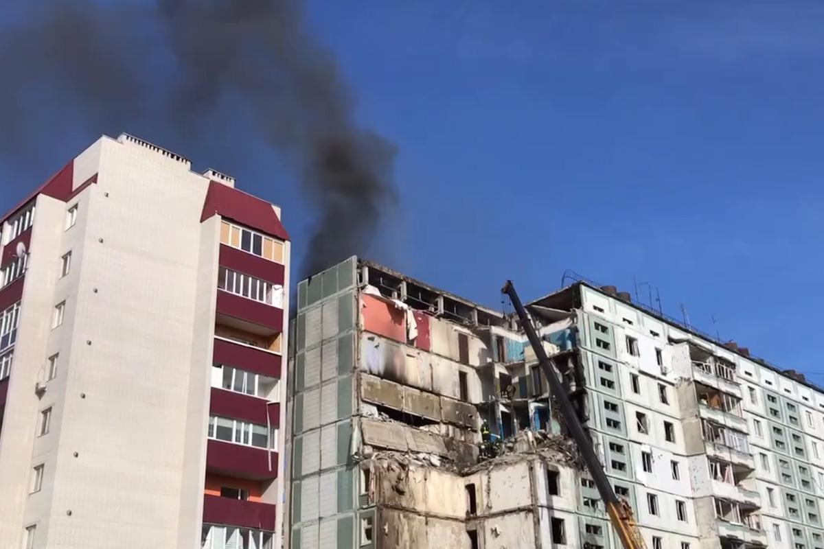 В Умани снова горит разрушенная РФ многоэтажка / скриншот В Умани снова горит разрушенная РФ многоэтажка / скриншот