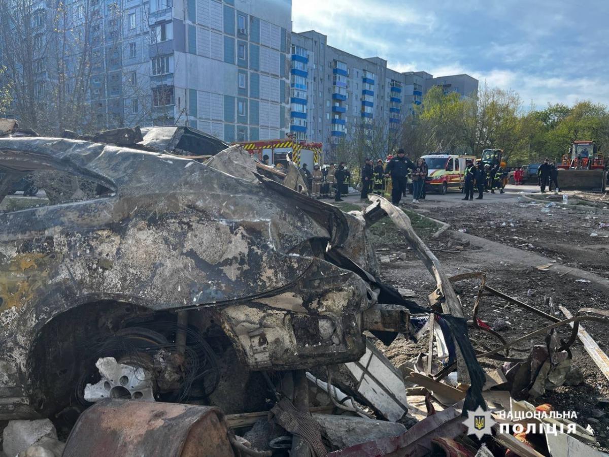 Оккупанты ударили по многоэтажке в Умани \ фото Нацполиция Оккупанты ударили по многоэтажке в Умани \ фото Нацполиция