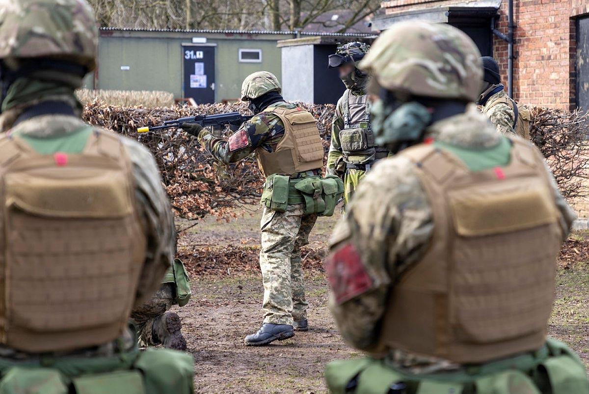 Шведські інструктори тренують воїнів ЗСУ в Британії / фото facebook.com/GeneralStaff.ua Шведські інструктори тренують воїнів ЗСУ в Британії / фото facebook.com/GeneralStaff.ua